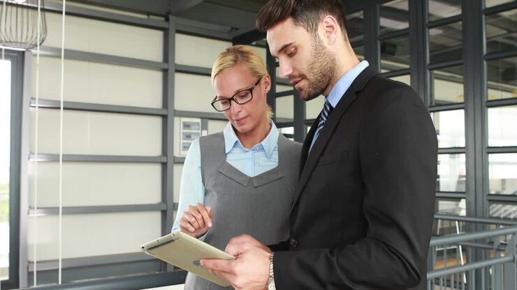 Colleghi di lavoro che usano il tablet