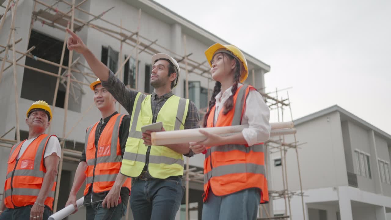 grupo de contratista profesional y capataz que trabajan juntos en sitios de construcción. equipo de ingeniero civil y arquitecto discuten, supervisan la construcción en un proyecto de vivienda. concepto de negocio inmobiliario.