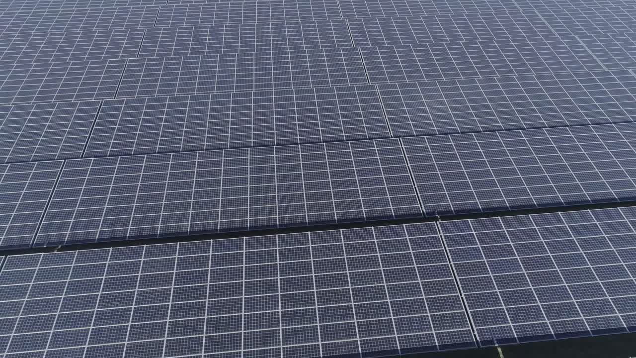 toma cercana de drones de filas de paneles solares