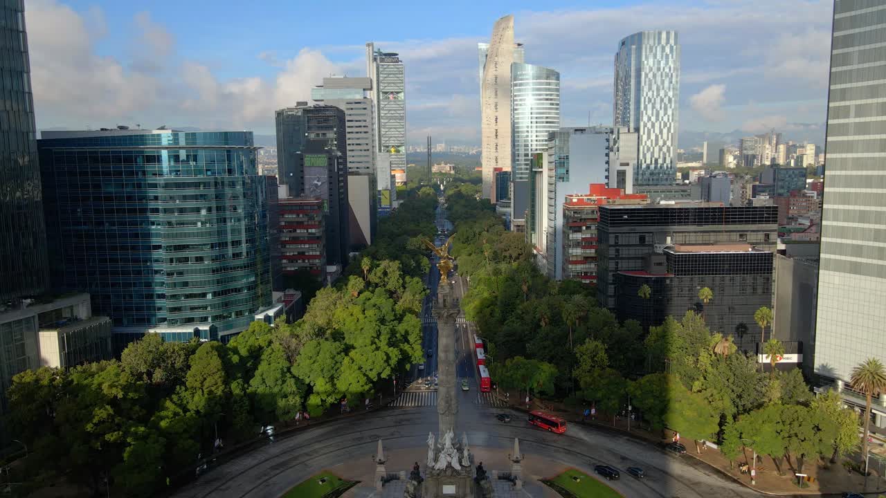 Meksiko City CDMX'in Paseo de la Reforma üzerindeki Bağımsızlık Meleği ve çevresindeki modern binaların statik havadan görünümü, güneşli bir gün