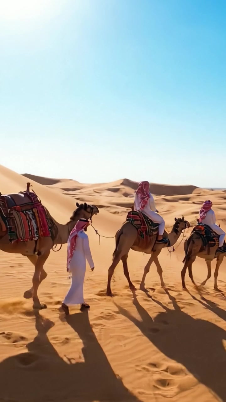 Esplorando il deserto: un viaggio sereno attraverso dune di sabbia infinite con cammelli e abiti tradizionali sotto un cielo azzurro brillante