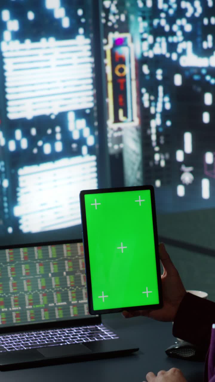 Analis Investasi Video Vertikal memeriksa tablet dengan desain greenscreen