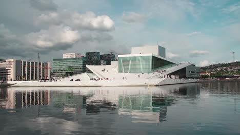 Zeitraffer-Des-Opernhauses-In-Der-Stadt-Oslo-Und-Der-Skyline