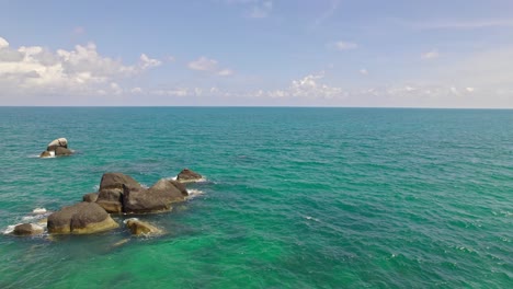 Wunderschöne-4k-drohnenaufnahmen-Des-Strandes-Und-Einzigartiger-Felsmerkmale-Am-Hin-Ta-Hin-Yai-Beach-Auf-Koh-Samui-In-Thailand