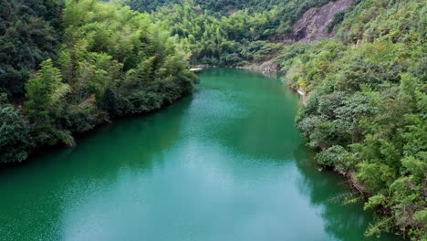 Impresionante-Disparo-De-Dron-Volando-Sobre-La-Presa-Azul-En-Moganshan,-China