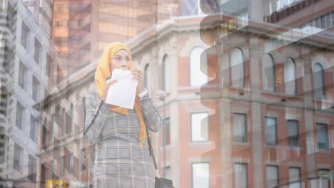 Animation-Einer-Asiatischen-Frau-Im-Hijab,-Die-In-Der-Stadt-über-Dem-Stadtbild-Isst