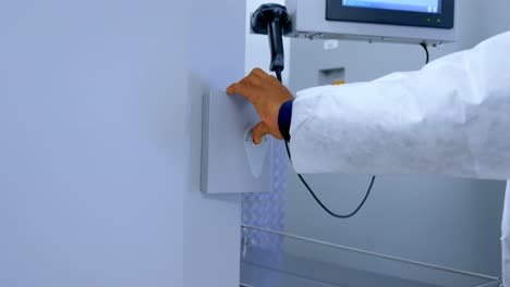 técnico de laboratorio que utiliza una máquina con pantalla táctil 4k