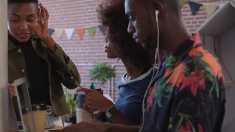 gente de negocios negra creativa intercambiando ideas trabajando juntos en un proyecto corporativo colaborando escuchando música usando auriculares en un lugar de trabajo de oficina de moda