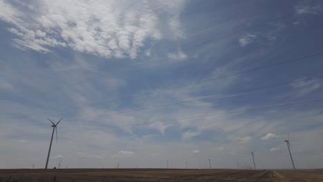 red de energía de alta tensión postes de electricidad campo agrícola remoto, área aislada