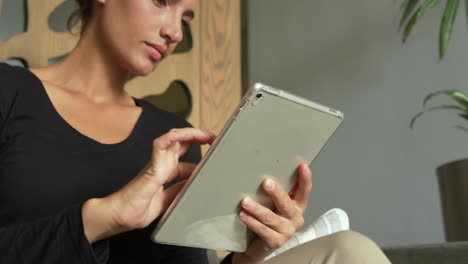 primer plano de una mujer caucásica usando una tableta digital en el vestíbulo del hospital 4k