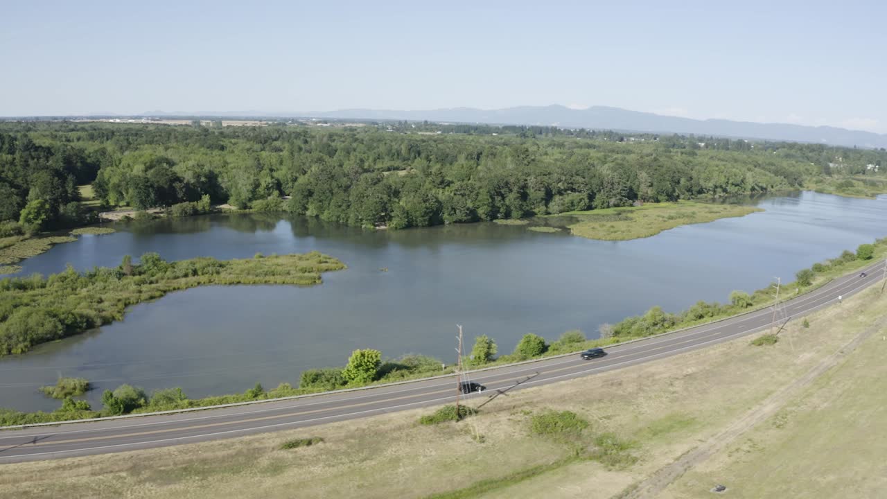 블랙 컬러의 지프가 연못  ⁇ 으로 운전하는 드론  ⁇