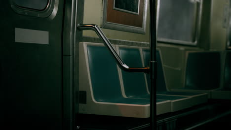 el interior de un vagón de metro