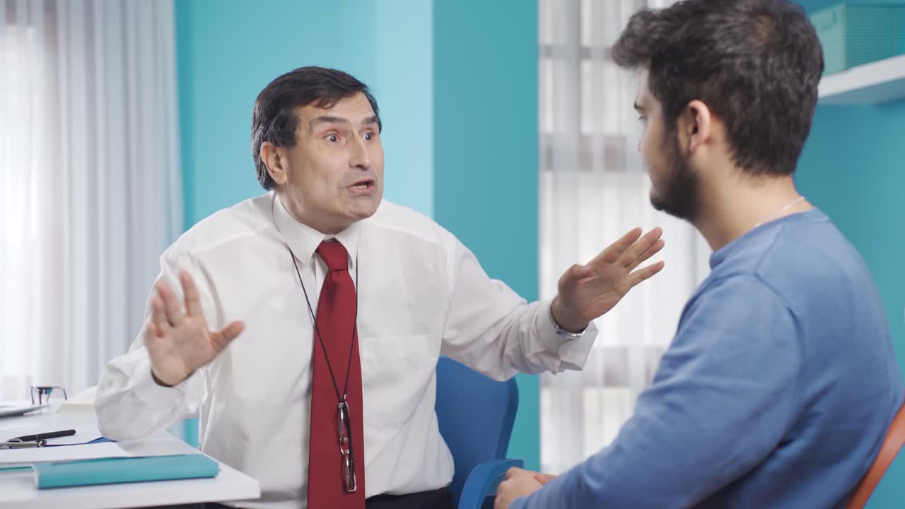 라이프 코치는 젊은이가 자신의 삶에서 긍정적인 변화를 발견하고 시작할 수 있도록 돕습니다.