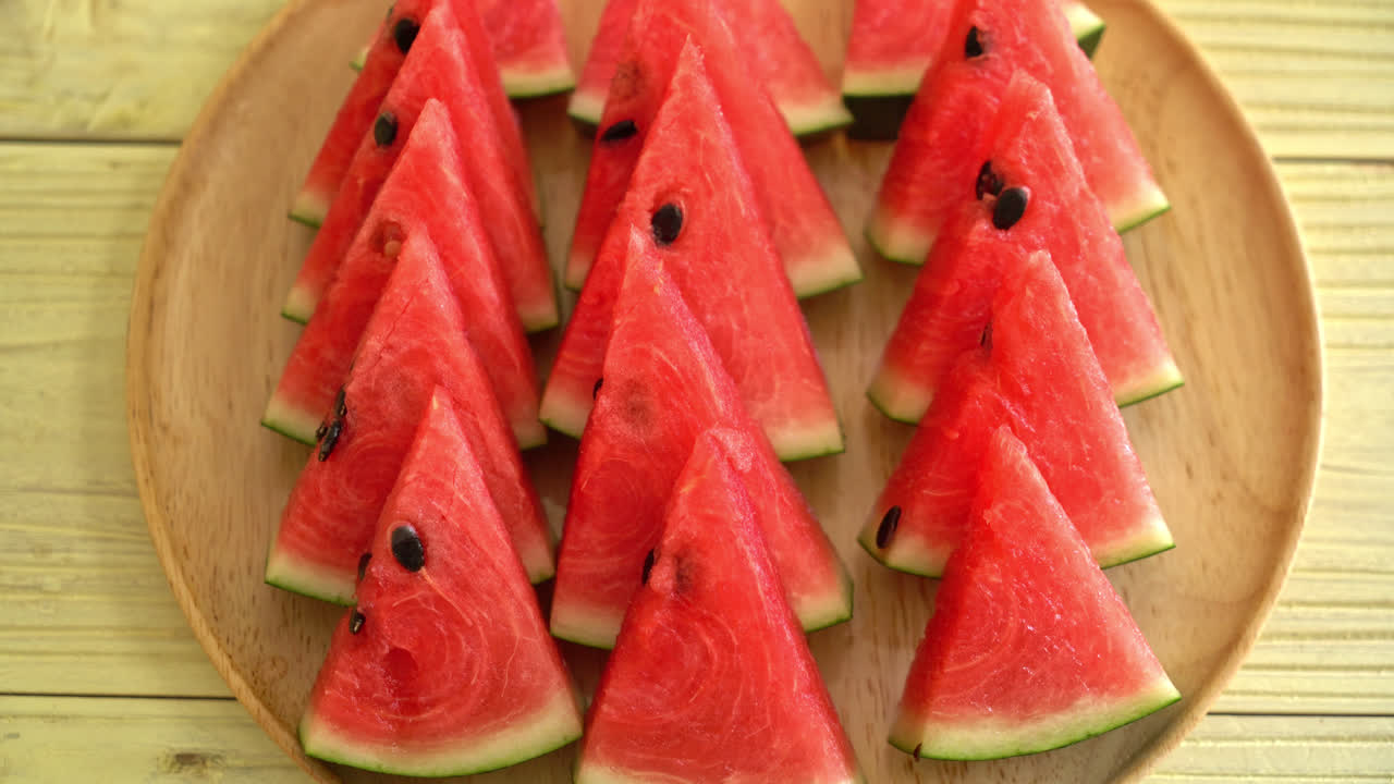 sandía fresca en rodajas en un plato