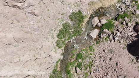 Vistas-Desde-Drones-Sobre-La-Escarpada-Garganta-Del-Río-Owens,-Capturando-Impresionantes-Vistas-Del-Río-Que-Fluye-Y-El-Terreno-Rocoso-Circundante