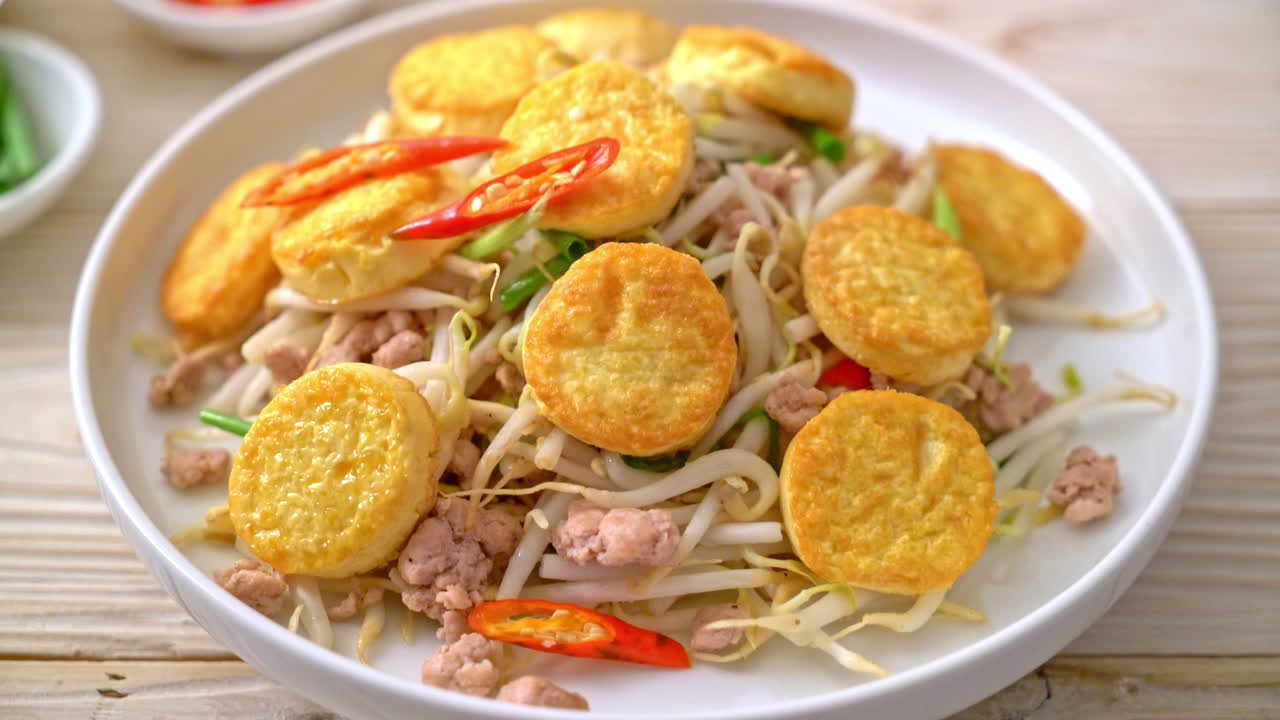 볶은 콩나물, 달걀 두부, 다진 돼지고기 - 아시아 음식 스타일