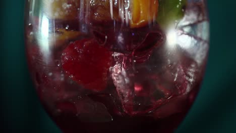 La-Sangría-Se-Vierte-Sobre-Fruta-Fresca-En-Una-Copa-De-Vino.