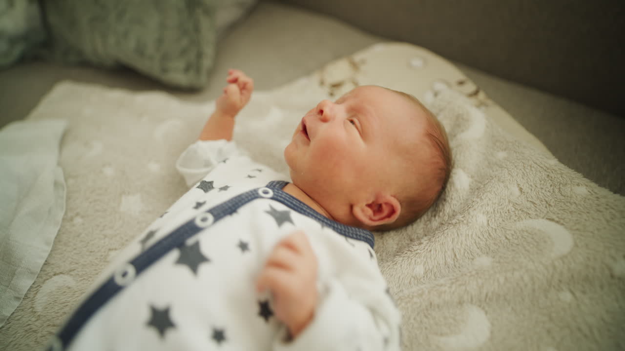 Neonato piangente su una coperta, primo piano