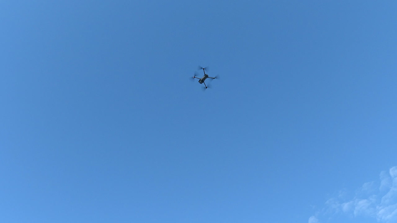 푸른 하늘로 빠르게 상승하는 dji 드론 영상