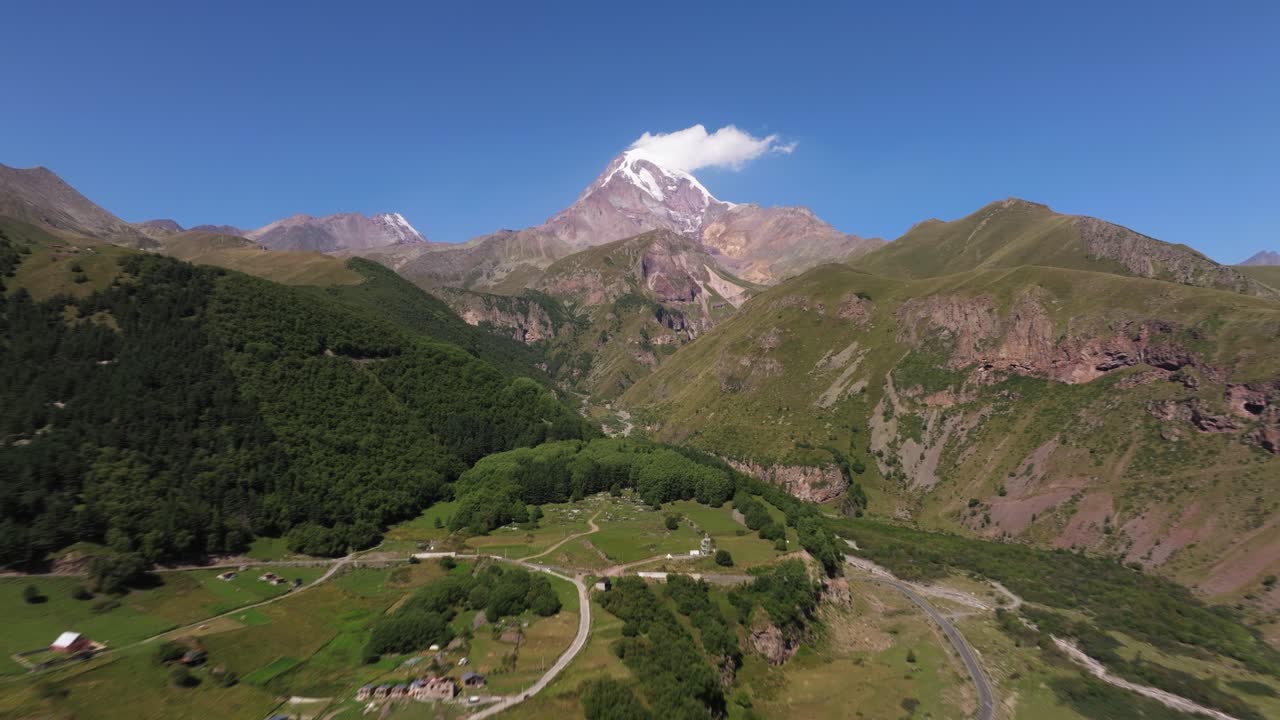 el retroceso aéreo revela el paisaje de la montaña kazbek - increíble hiperlapso