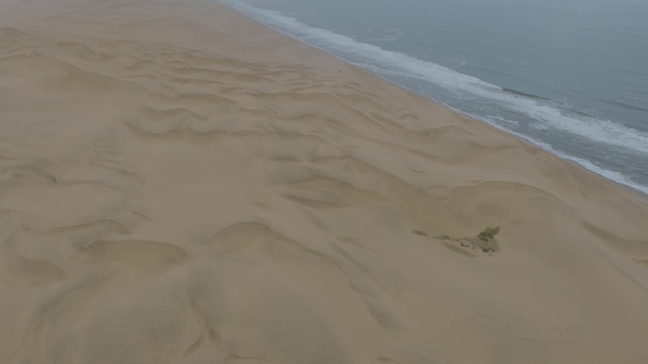 나미비아의 해골 해안, 아프리카의 모래 언덕 - 공중 드론 보기