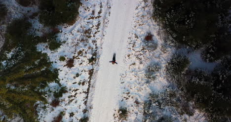 Toma-Aérea-De-Mujer-Jugando-En-La-Nieve-1