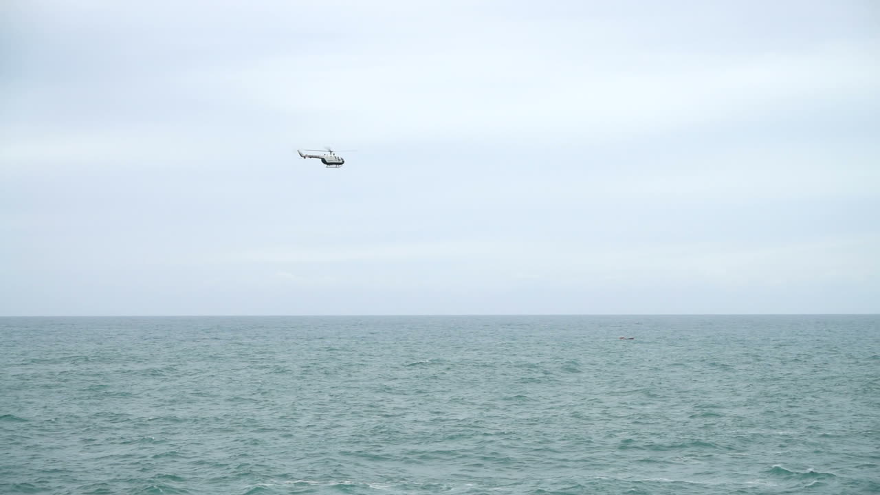 Helikopteren på himlen. Slow motion. Den flyvende helikopter over Atlanterhavet
