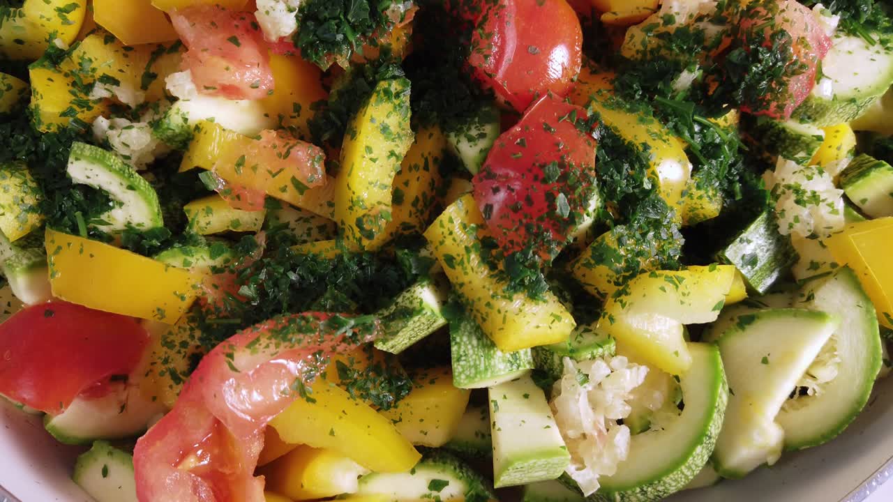 mezcla de verduras en la sartén antes de cocinar