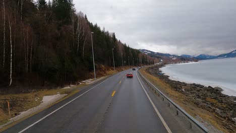 conducción de invierno. bosque de montaña y costa de fiordos. noruega