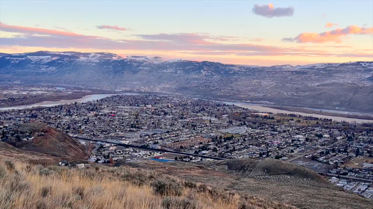 겨울 일몰 동안 캠룹스의 북쪽 해안