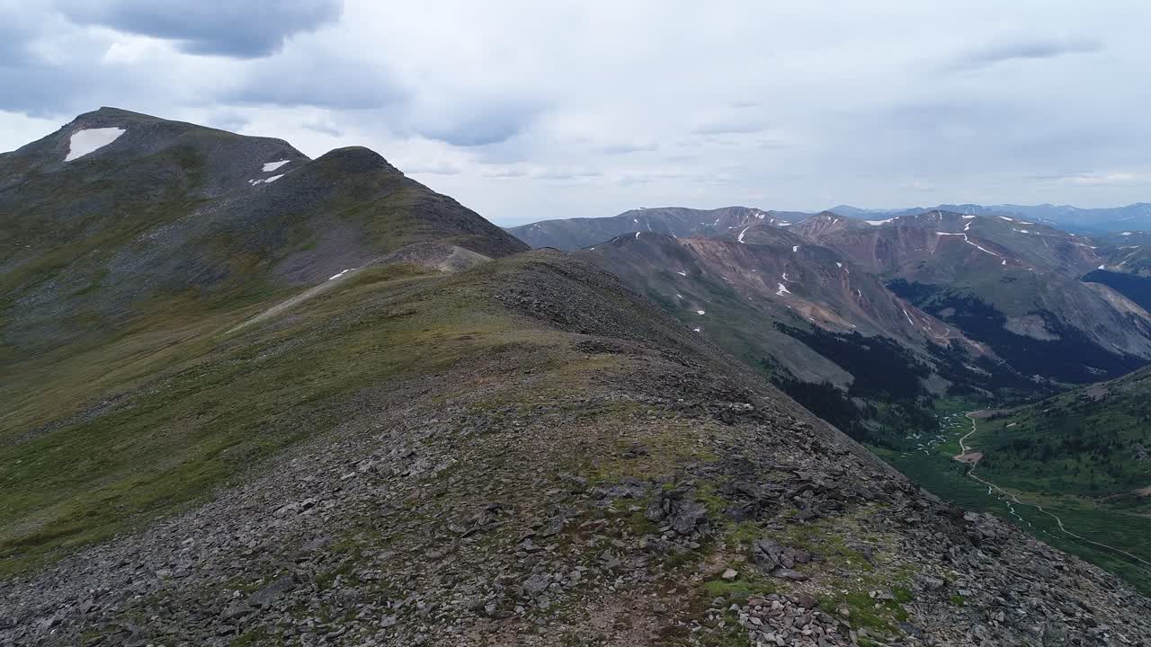 un vuelo de dron en una cresta, 13.000 sobre el nivel del mar, paso argentino
