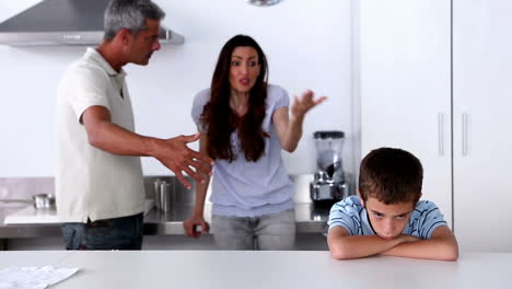 padres peleando por su hijo