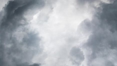 nube cumulonimbus gris oscura de 4k llena de una tormenta eléctrica