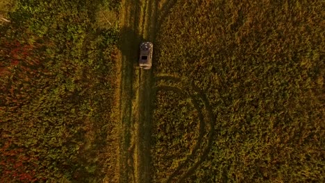 vista aérea de un coche en un camino de campo