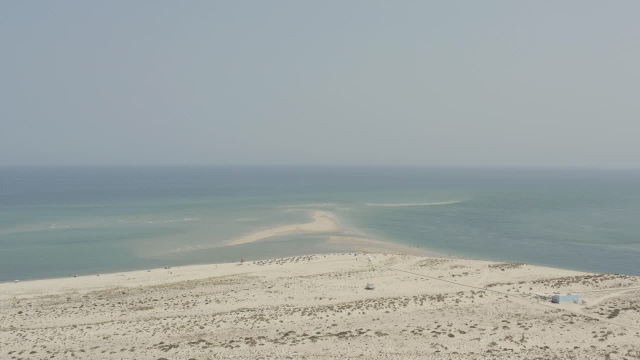 아르모나 섬 해변과 조용한 푸른 바다, 포르투갈 알가르베의 빛 날