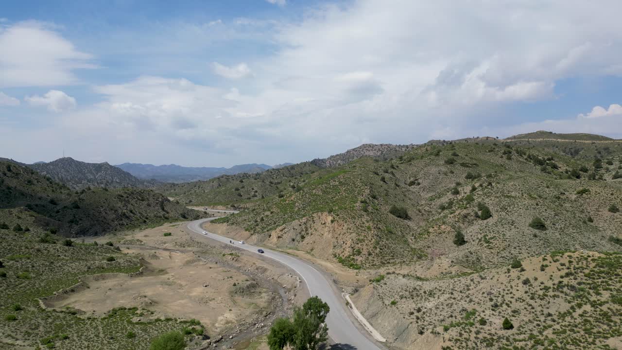 파크티아의 아프가니스탄 산맥, 드론으로 볼 때, 도로로 갈라진