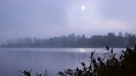 Niebla-Y-Amanecer-Sobre-El-Río-Y-Juncos-En-La-Mañana-De-Otoño-2