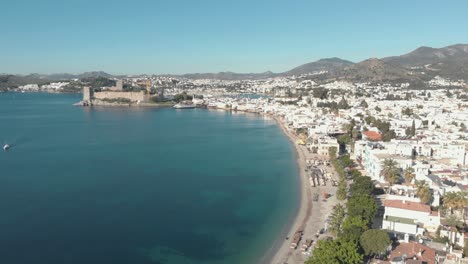 Imágenes-Aéreas-De-Drones-De-4k-Sobrevolando-La-Costa-De-La-Ciudad-De-Bodrum,-Turquía