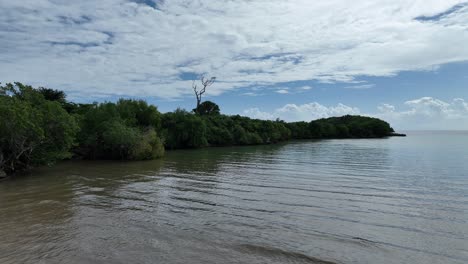 Playa-Caleton-Rodeada-De-Exuberante-Vegetación,-Río-San-Juan-En-República-Dominicana