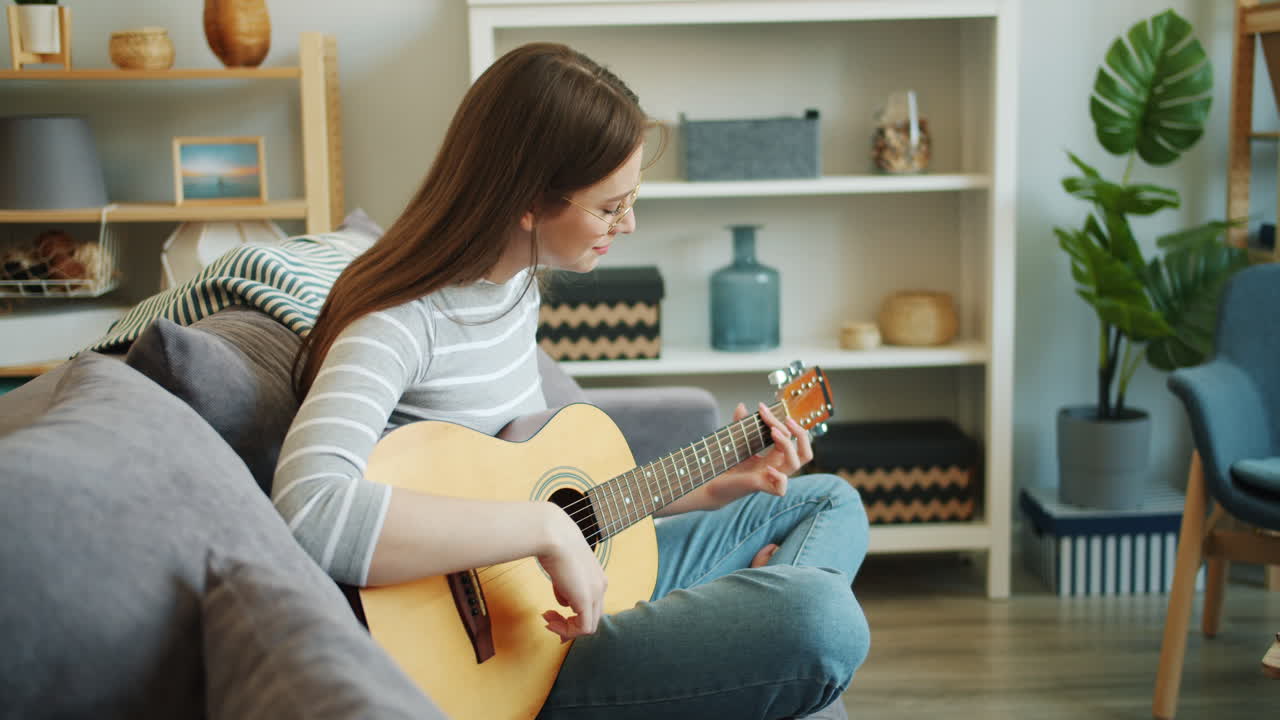 여자 집에서 기타를 연주