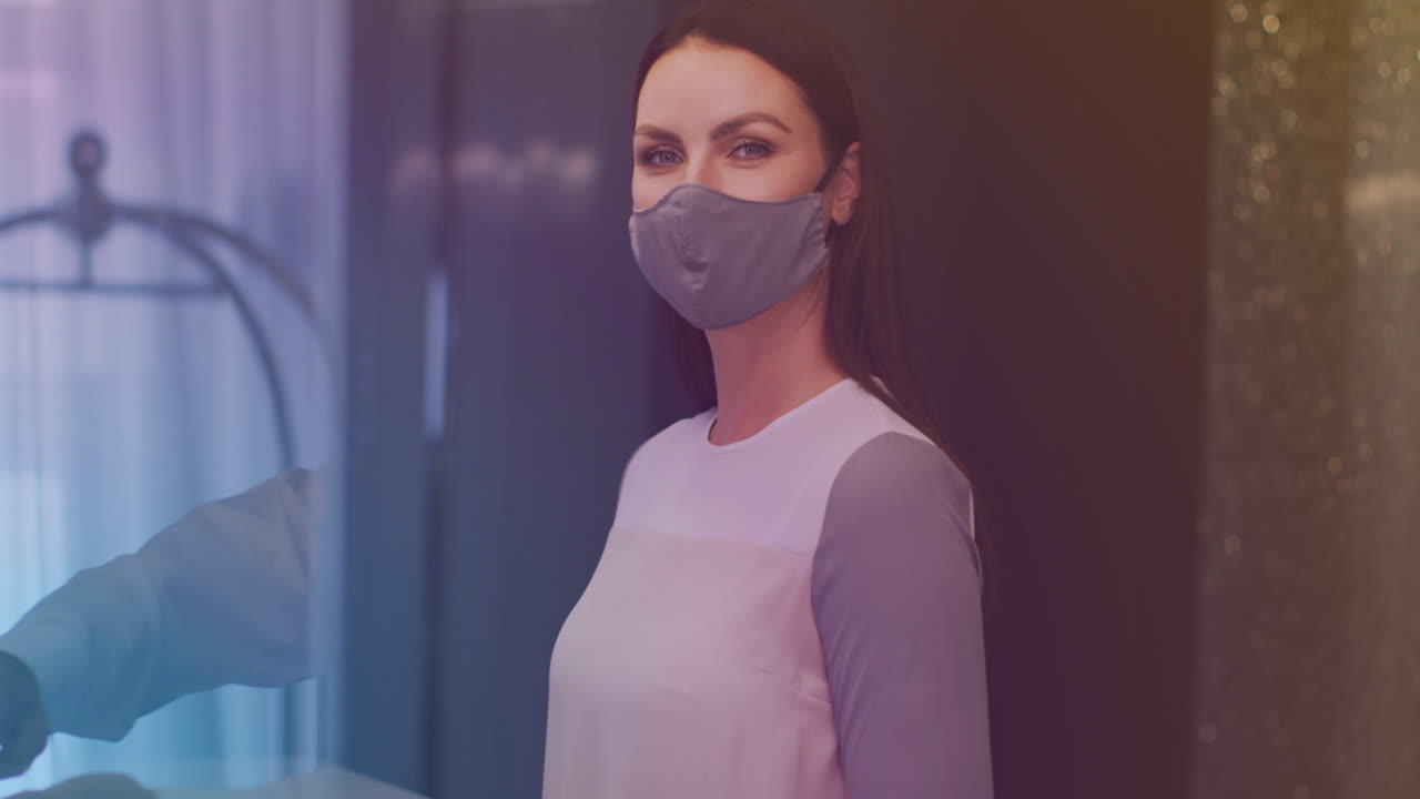 animación de puntos de luz sobre una mujer caucásica con máscara facial