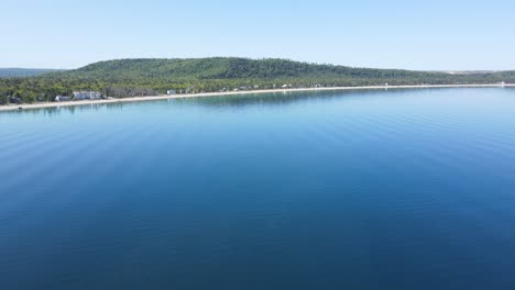 Costa-Del-Lago-Michigan-En-La-Bahía-Del-Oso-Dormido-Cerca-De-Glen-Arbor,-Vista-Aérea-De-Drones