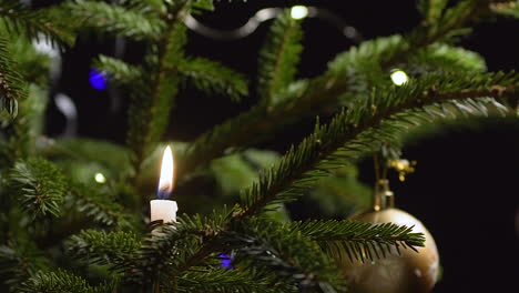 vela en el árbol de navidad soplado, hogar festivo, cámara lenta de primer plano