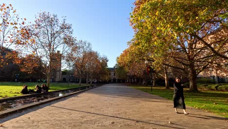 estudiantes caminando por el campus en un día soleado