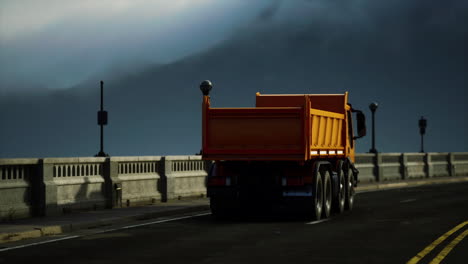 Großer-LKW-Auf-Der-Brücke