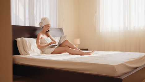 mujer trabajando desde casa en la cama