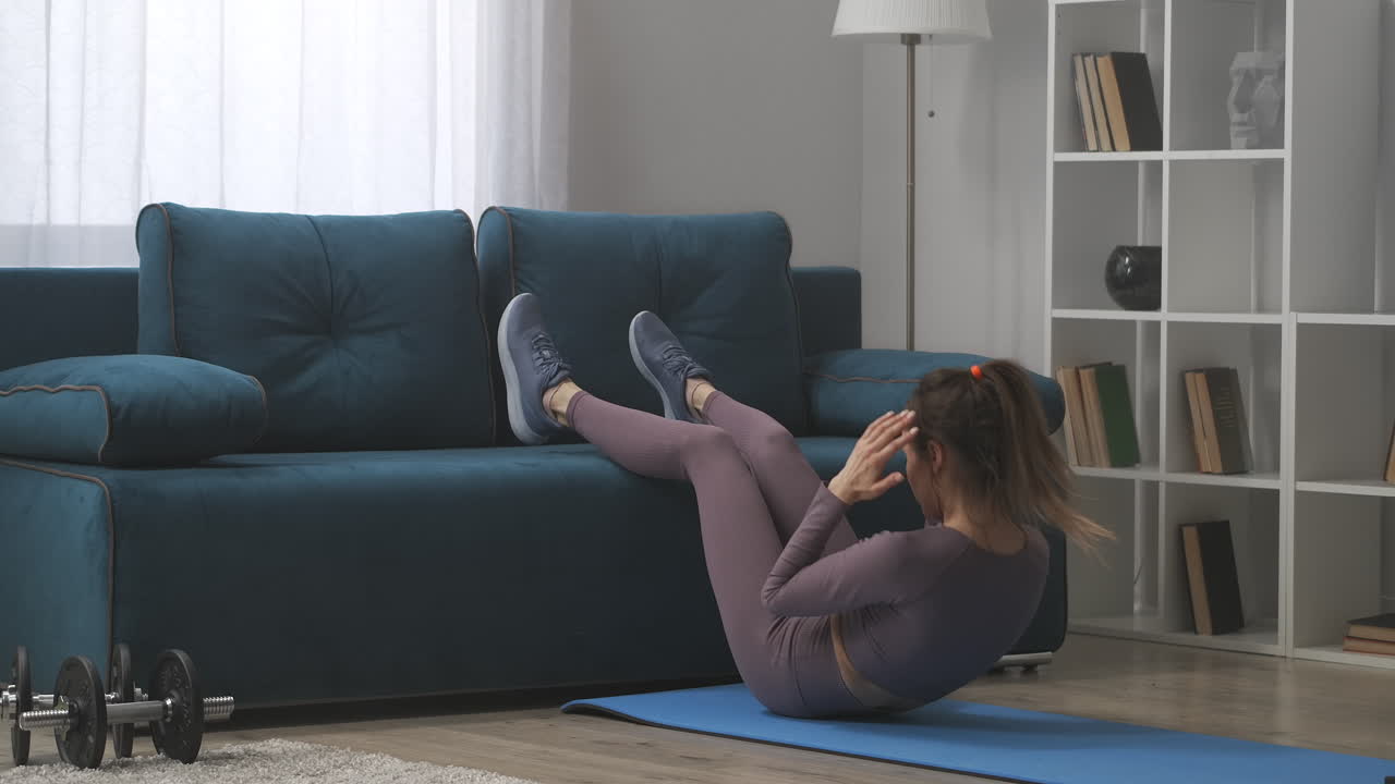 ejercicios para dar forma al cuerpo en casa la mujer está levantando el torso para trabajar los músculos abdominales acostada en el suelo estilo de vida deportivo y saludable