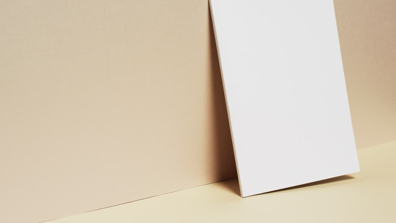 노란색 배경에 색 빈 페이지와 복사 공간이 있는 책의 비디오