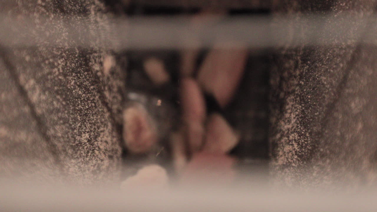 그라인더 기계에서 갈고 있는 바삭한 웨이퍼