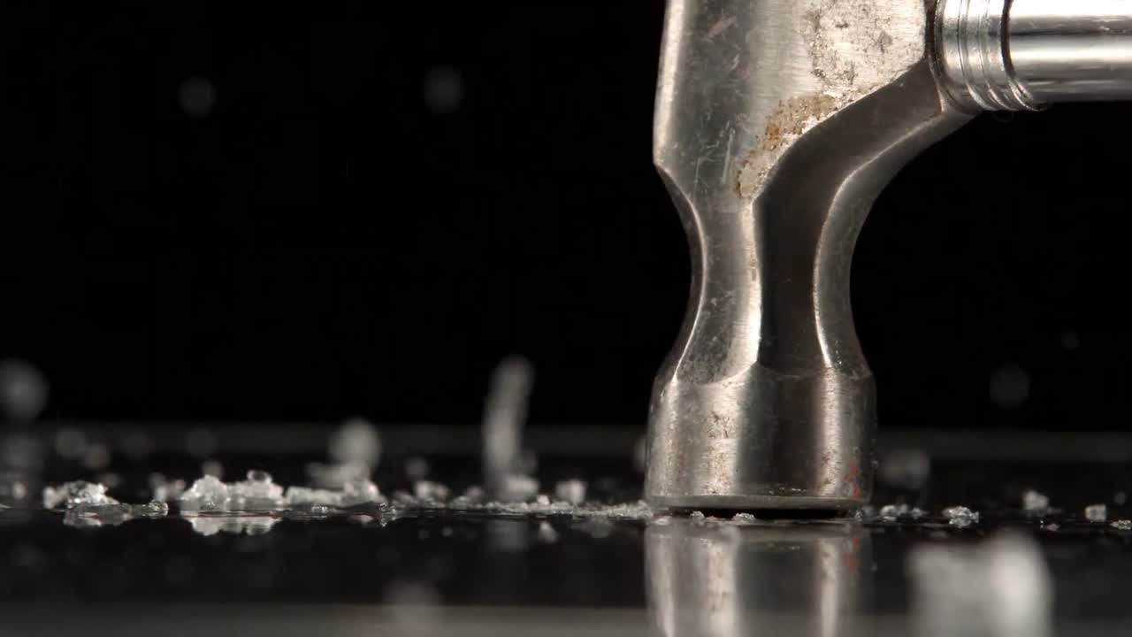 검은 바탕에 얼음을  ⁇ 는 망치